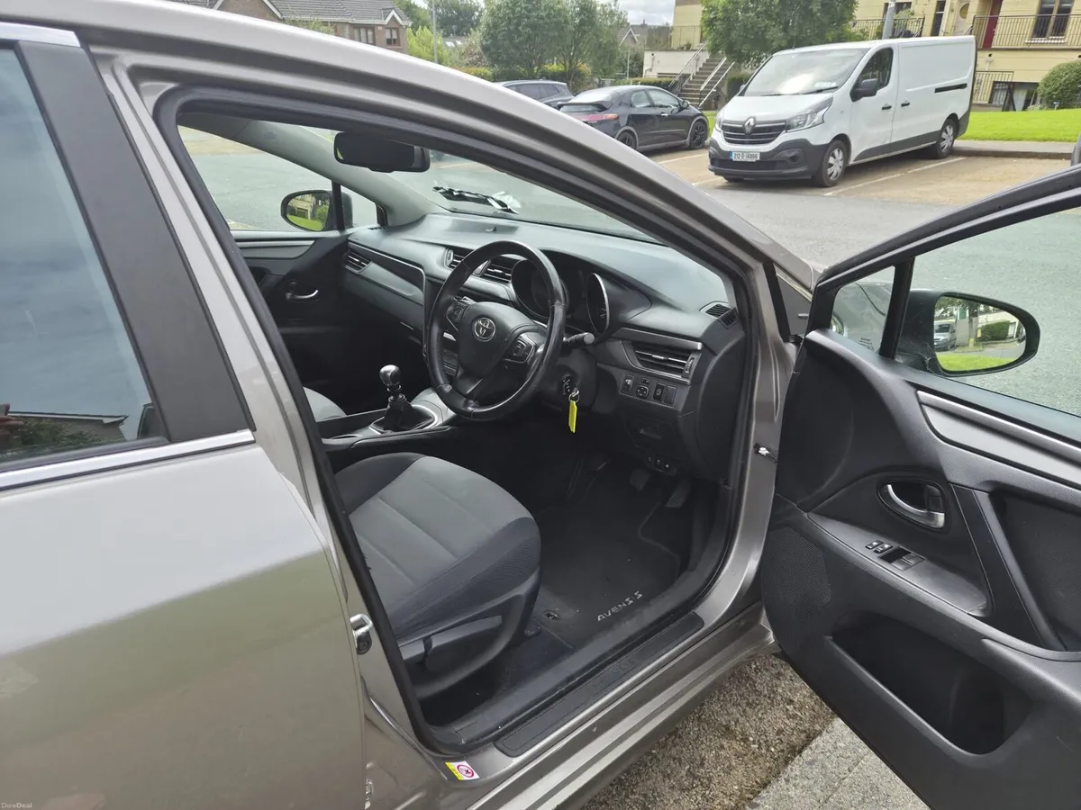 2015 Toyota Avensis Diesel Tiny Miles - Image 2