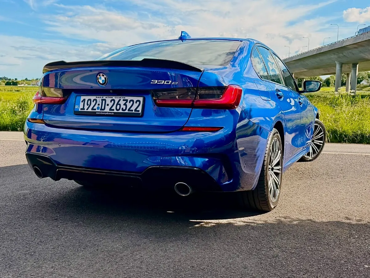BMW 3-Series 2019 - Image 2
