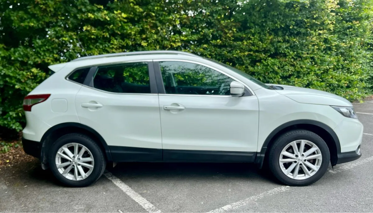 Stunning Nissan Qashqai SV 1.5 DCI Panoramic Roof - Image 3