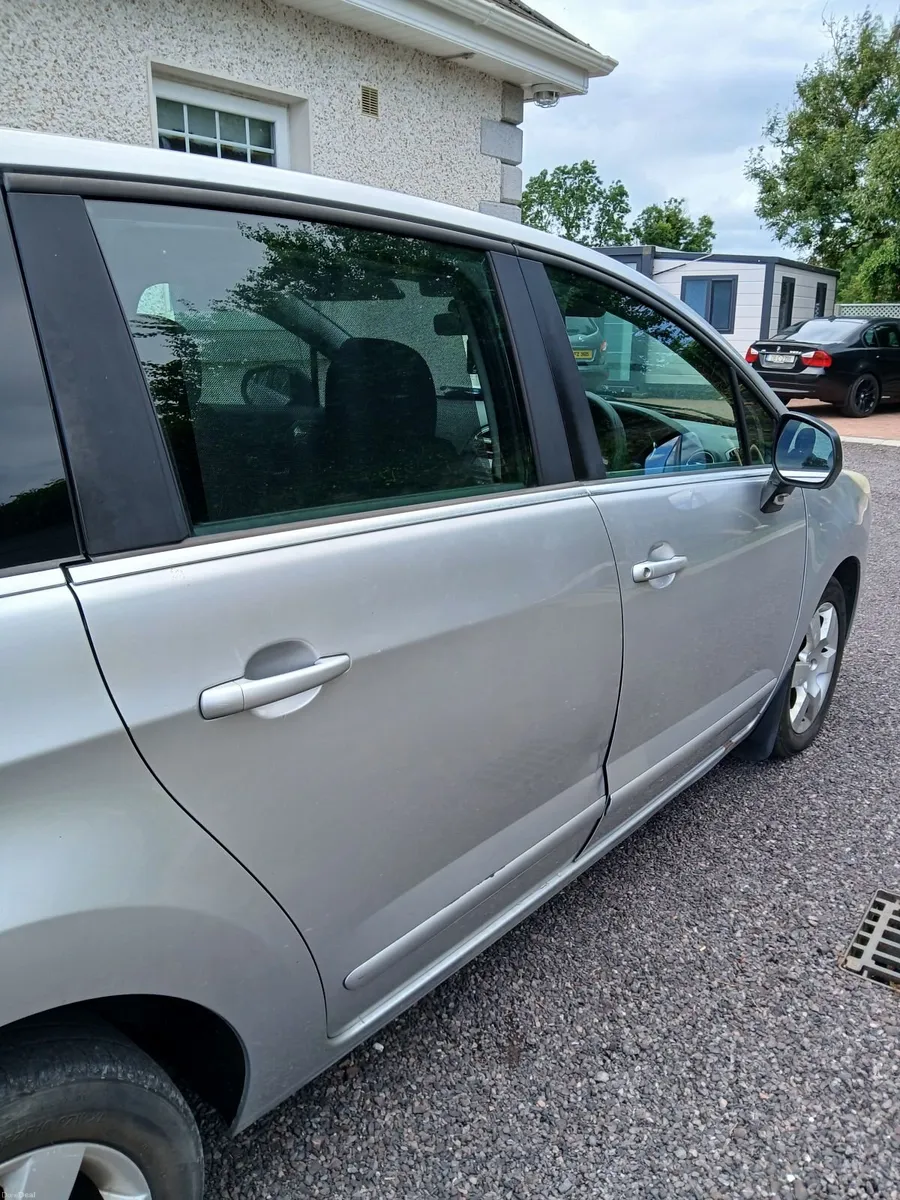 Peugeot 5008 2011 - Image 4