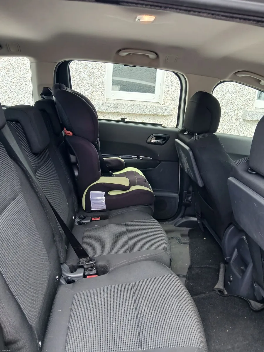 Peugeot 5008 2011 - Image 2