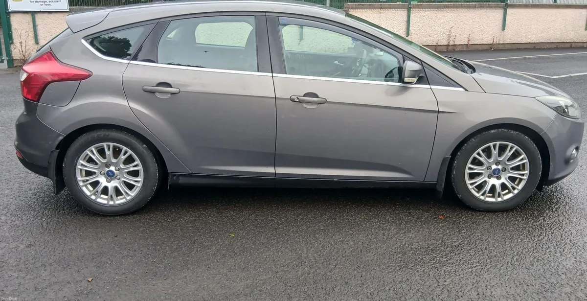 Ford Focus 2011 - Image 2