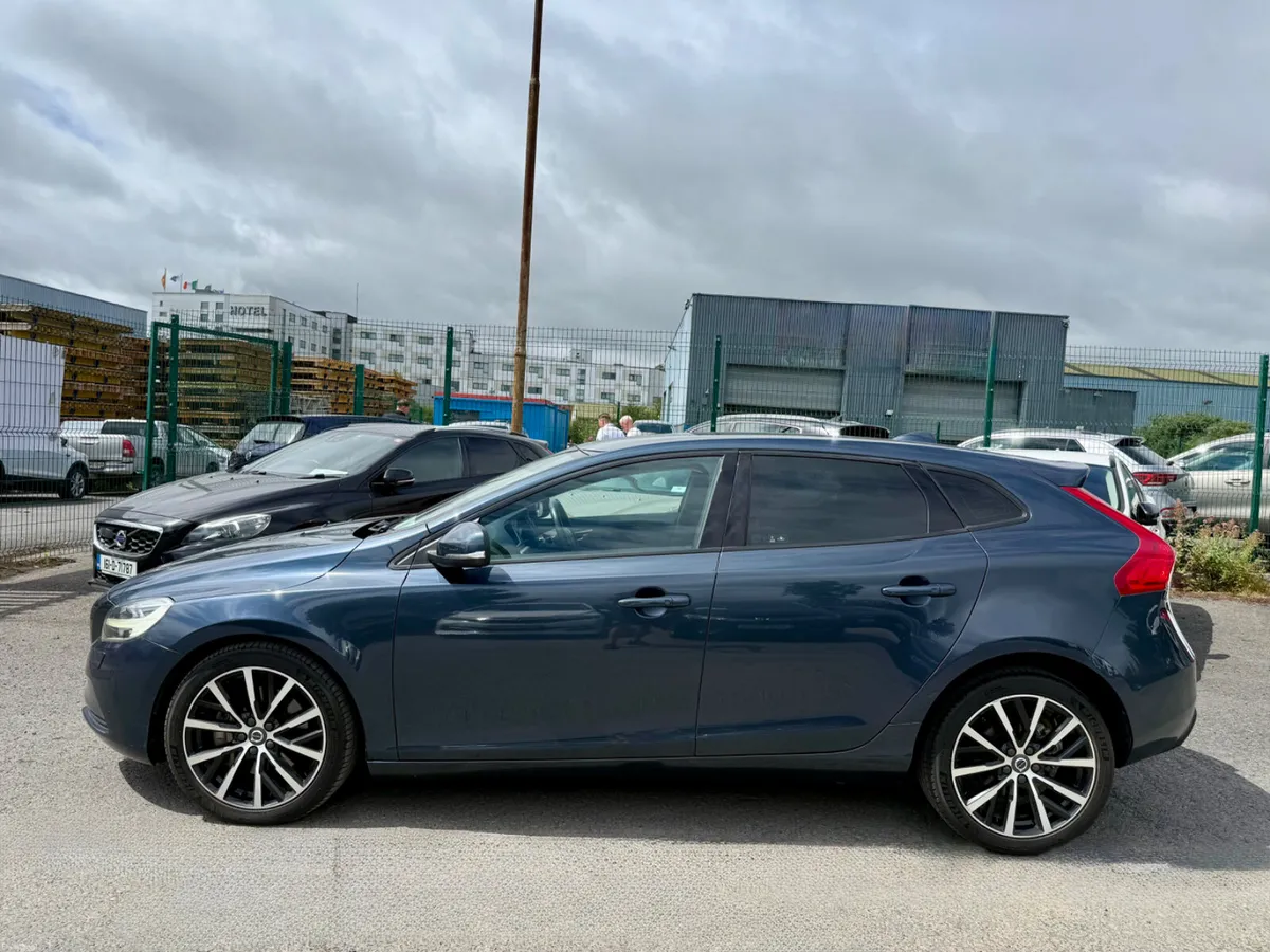 VOLVO V40 2018 2.0, DIESEL D4 - Image 5