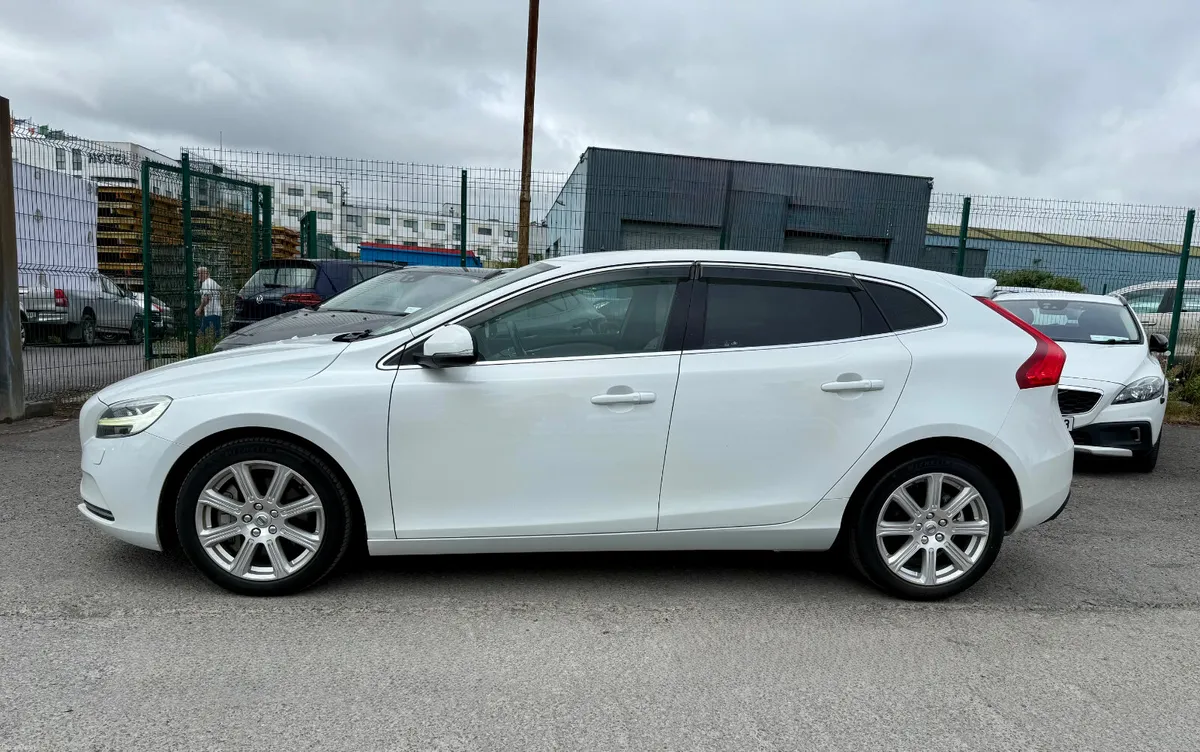 VOLVO V40 2018 2.0, DIESEL D4 - Image 5