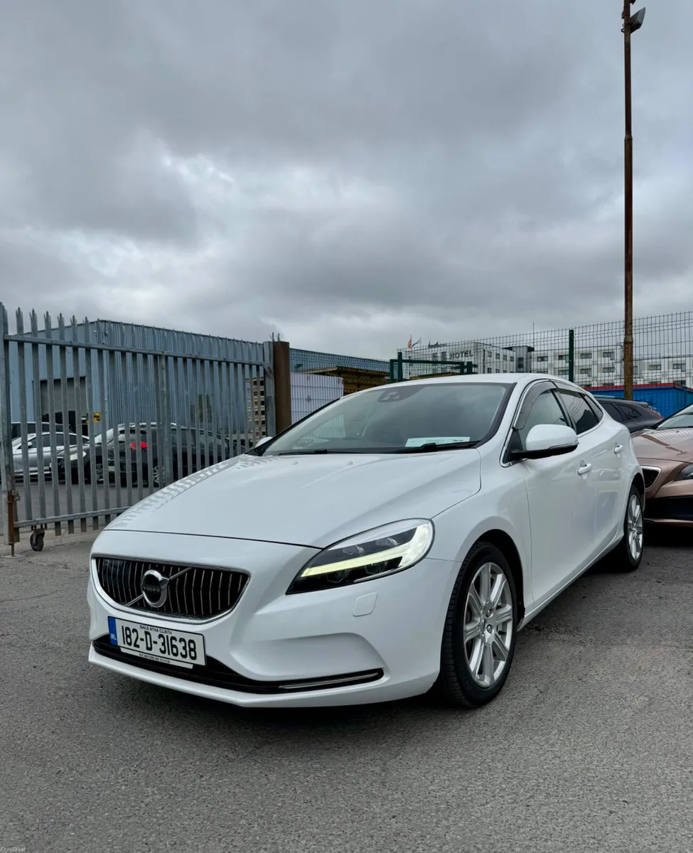 VOLVO V40 2018 2.0, DIESEL D4 - Image 3