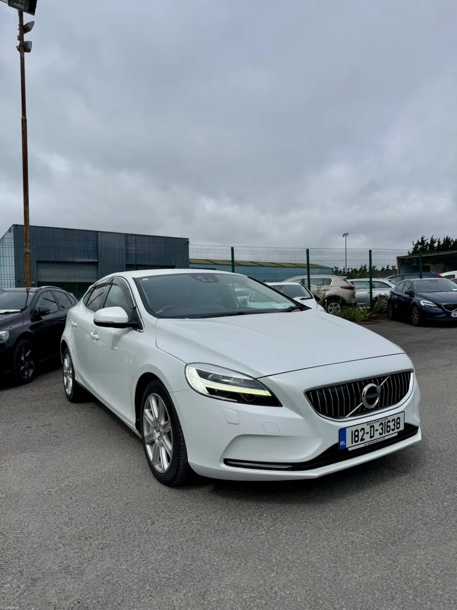 VOLVO V40 2018 2.0, DIESEL D4 - Image 1