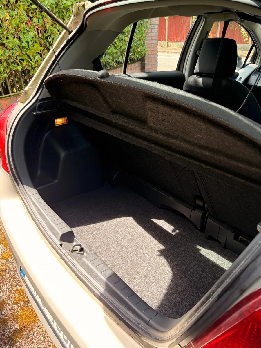 Toyota Yaris 2011 - Image 4