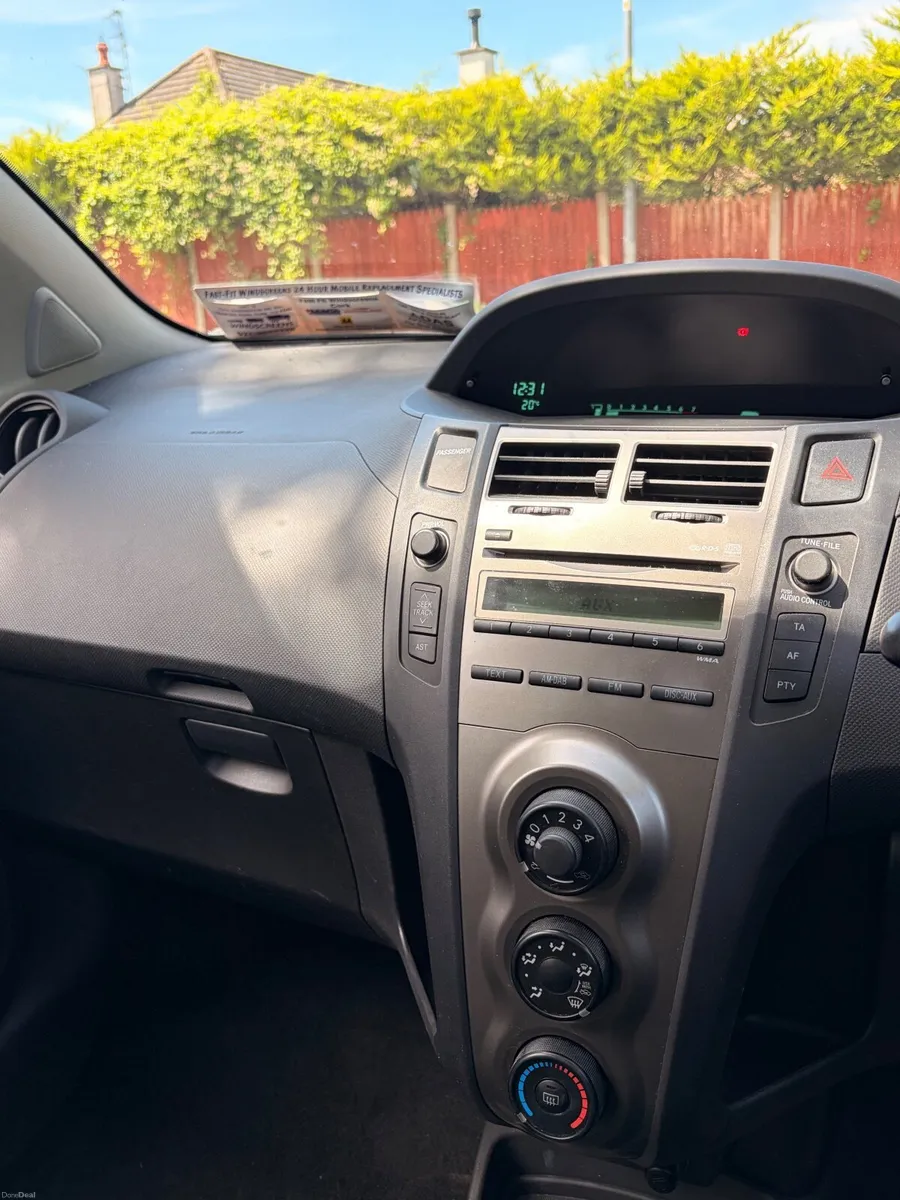 Toyota Yaris 2011 - Image 3