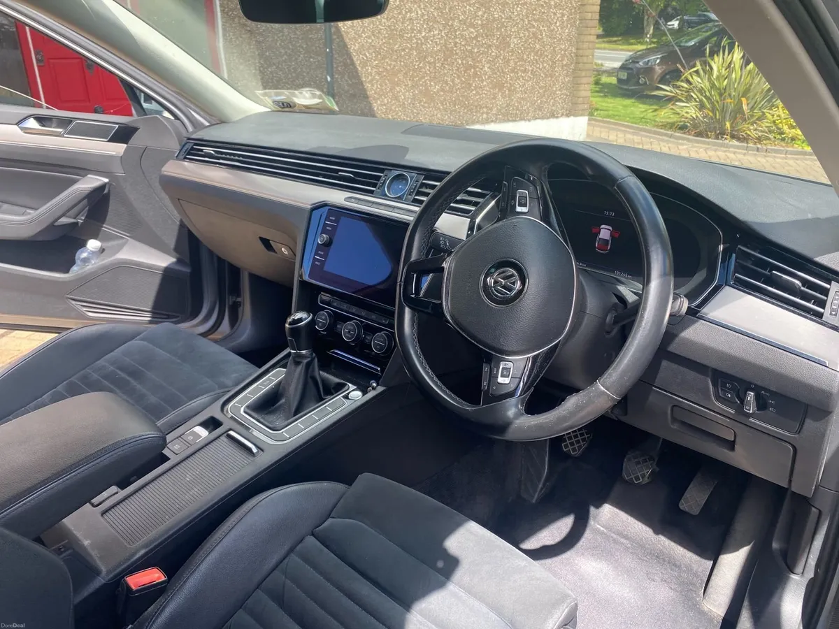 Volkswagen Passat RLINE 2.0 TDI MANUAL 6SPEED FWD - Image 4
