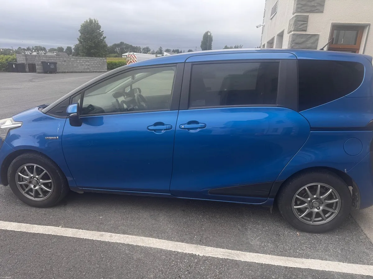 2016 Toyota sienta hybrid 6 seater - excellent - Image 3