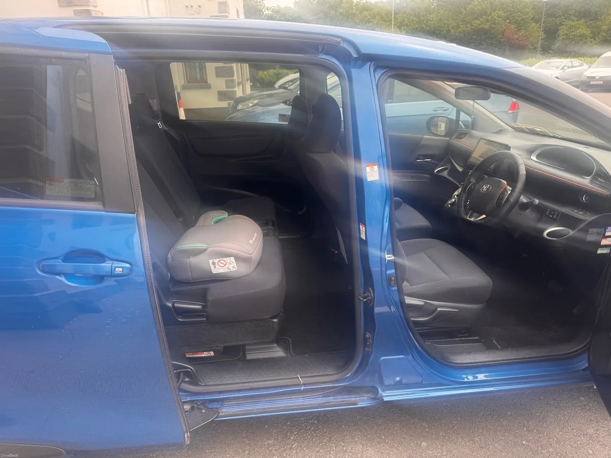 2016 Toyota sienta hybrid 6 seater - excellent - Image 5