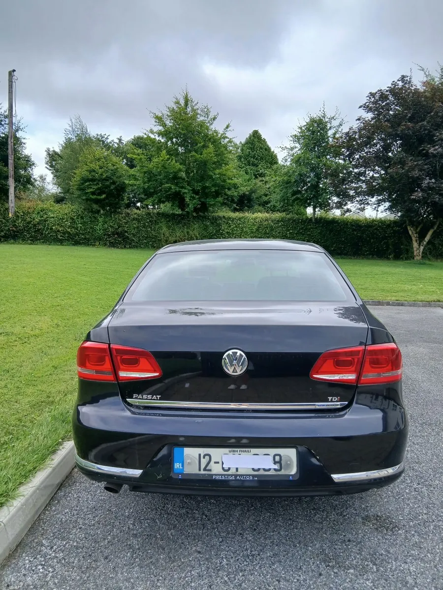Volkswagen Passat 2012 - Image 2