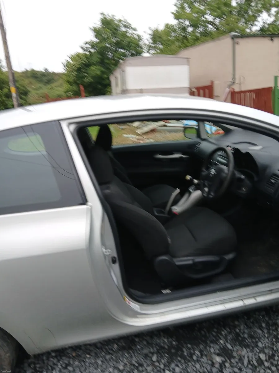 Toyota Auris 2007 - Image 2