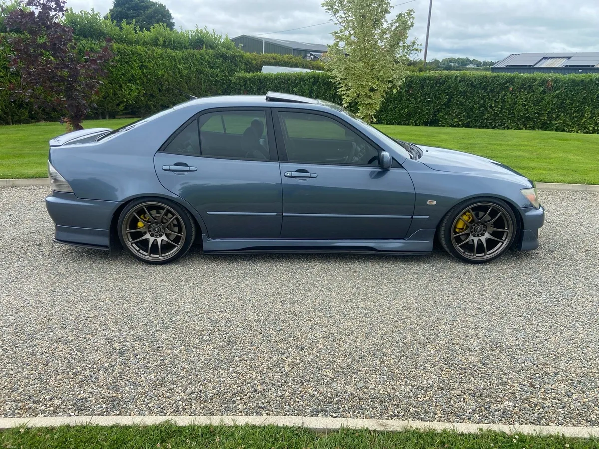 2004 LEXUS IS200 SPORT SUNROOF - Image 2