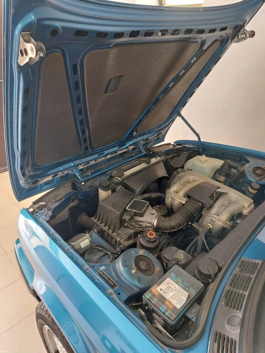 Bmw e30 convertible neon blue - Image 5