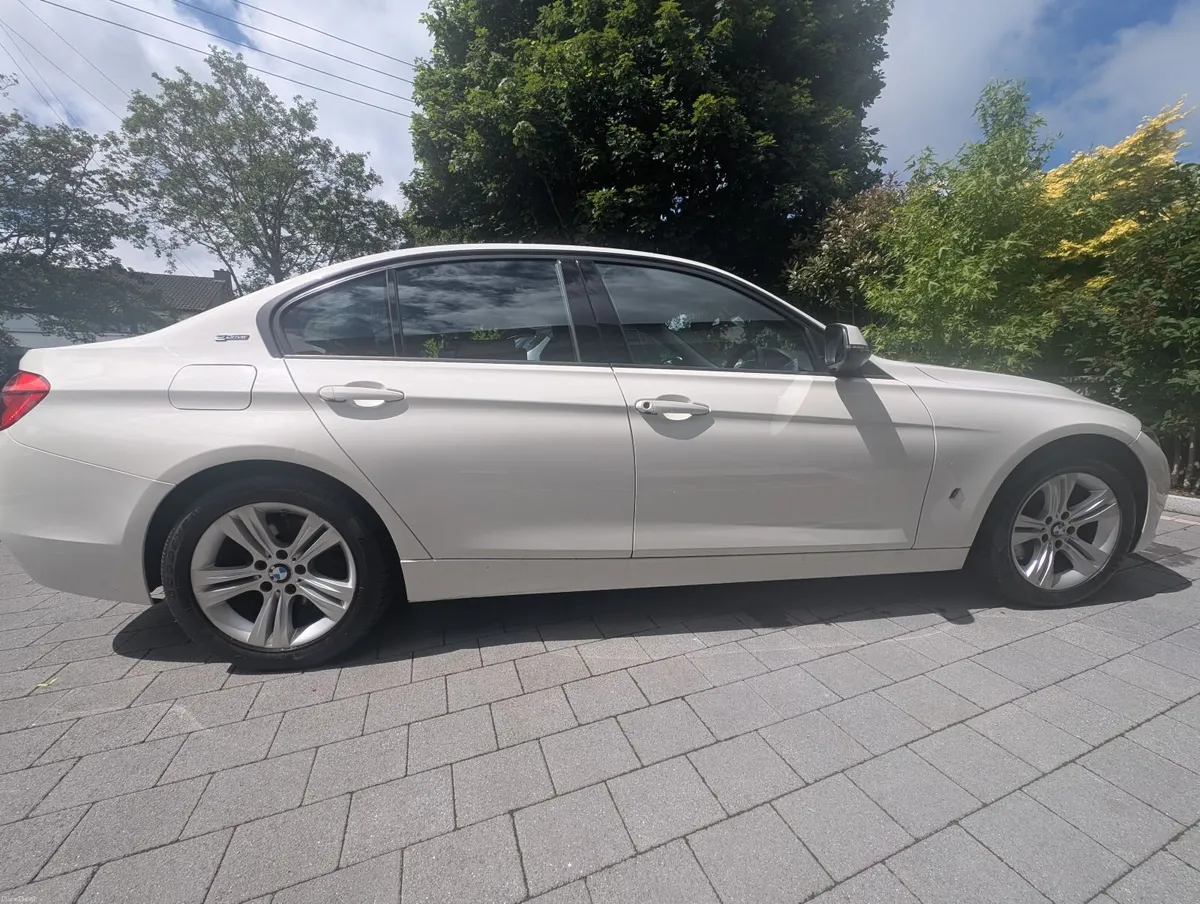 BMW 3-Series 2017 - Image 2