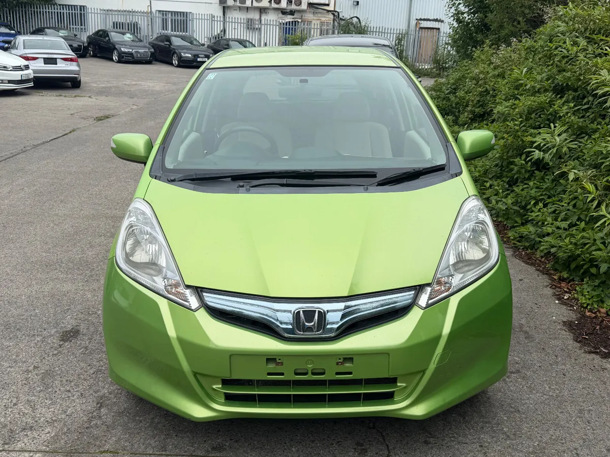 Honda Fit 1.3 Hybrid Low KM - Image 4