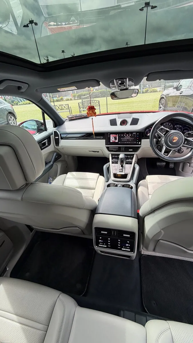 Porsche Cayenne V6 E/HYbrid 300HP ONE OWNER - Image 2