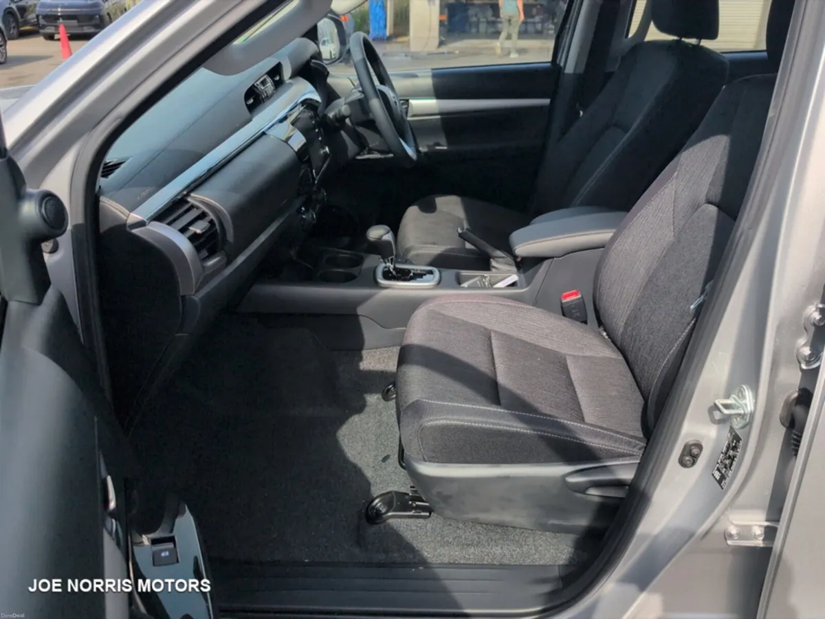 Toyota Hilux 2.4 Diesel Double Cab 4WD AUTOMATIC - Image 4