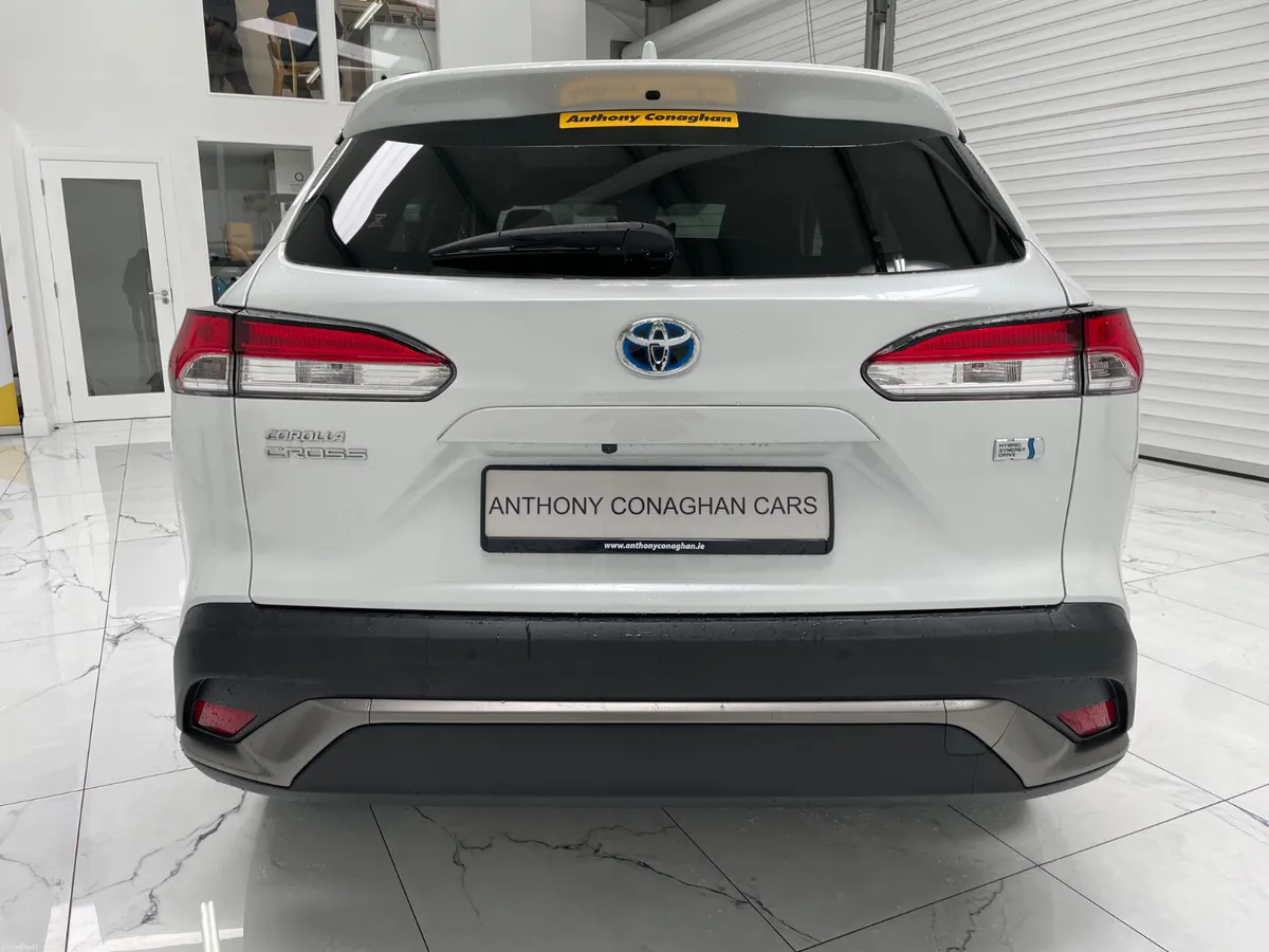 2023 Toyota Corolla Cross 1.8 Hybrid Auto - Image 4