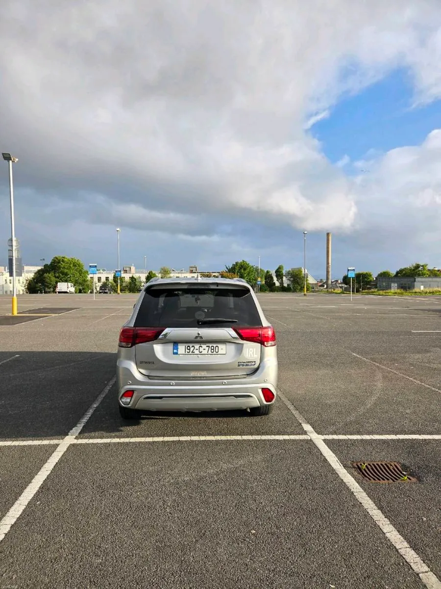 Mitsubishi Outlander 2.4L PHEV - Image 2
