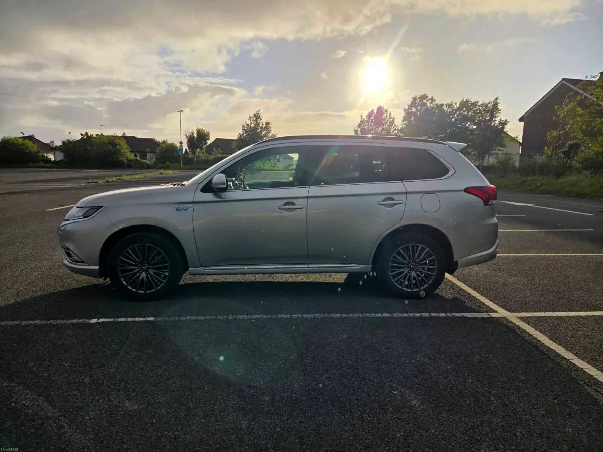 Mitsubishi Outlander 2.4L PHEV - Image 5