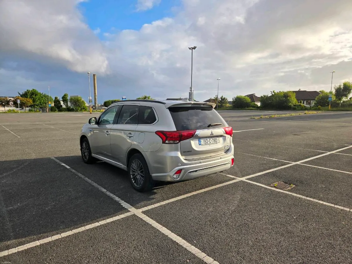 Mitsubishi Outlander 2.4L PHEV - Image 6