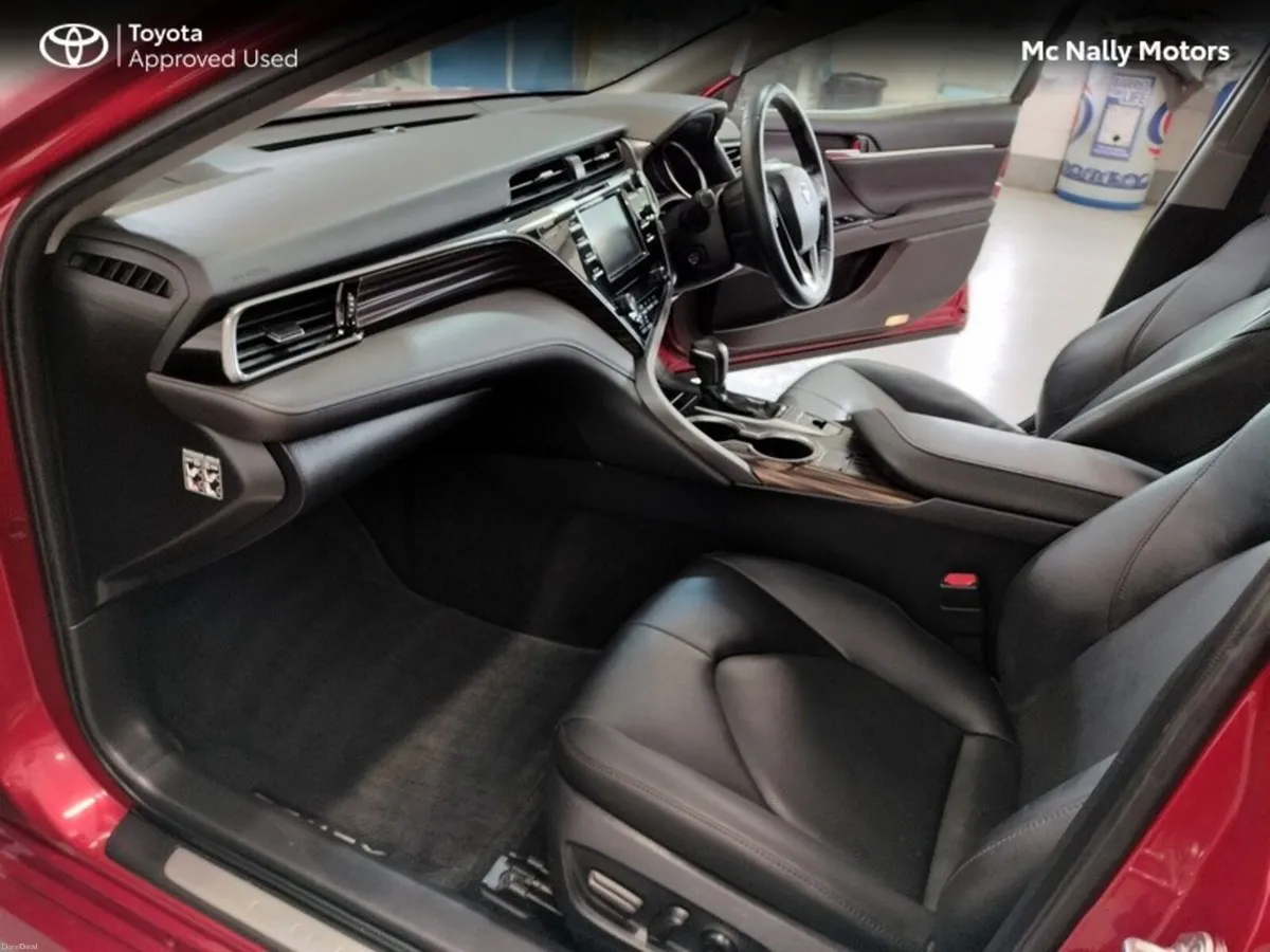 Toyota Camry HYBRID PLATINUM TOP SPEC - Image 6