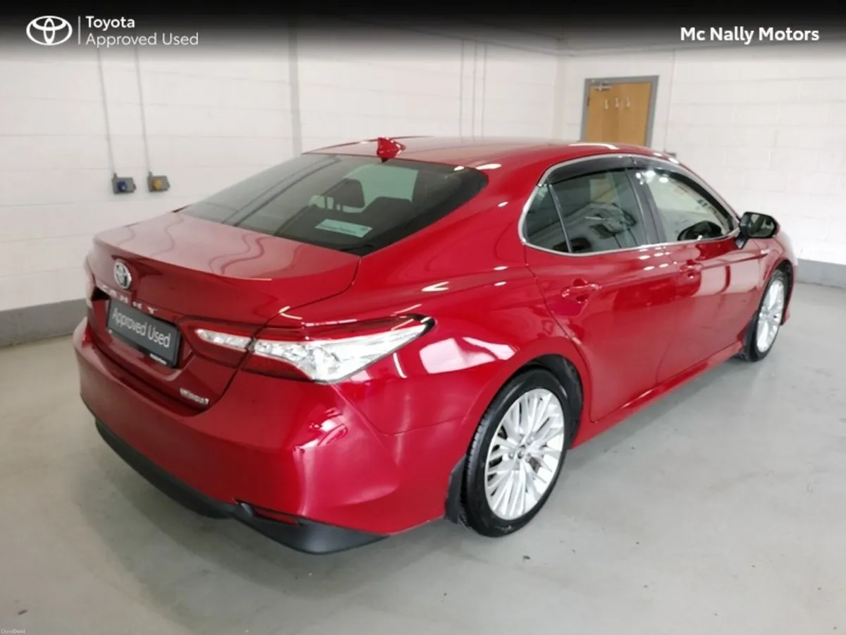 Toyota Camry HYBRID PLATINUM TOP SPEC - Image 3