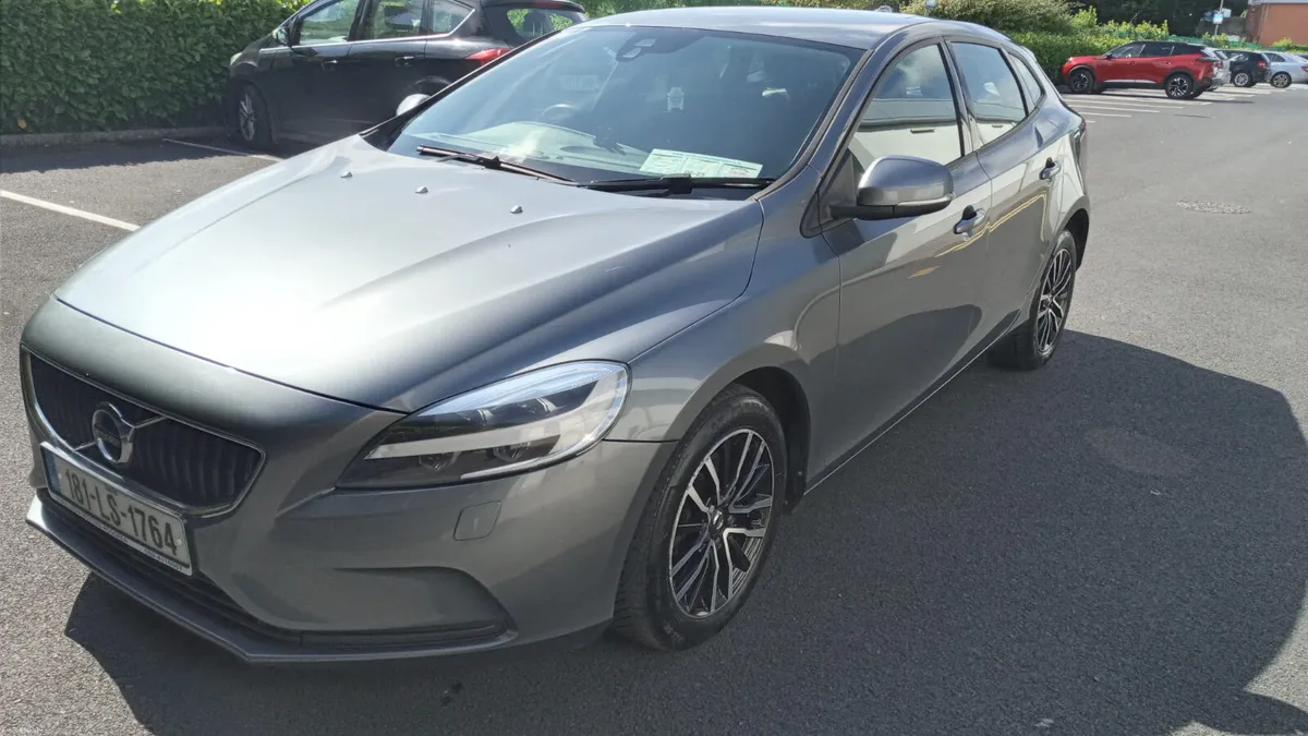 VOLVO V40 / 2018 / 2.0 DIESEL / AUTOMATIC - Image 1