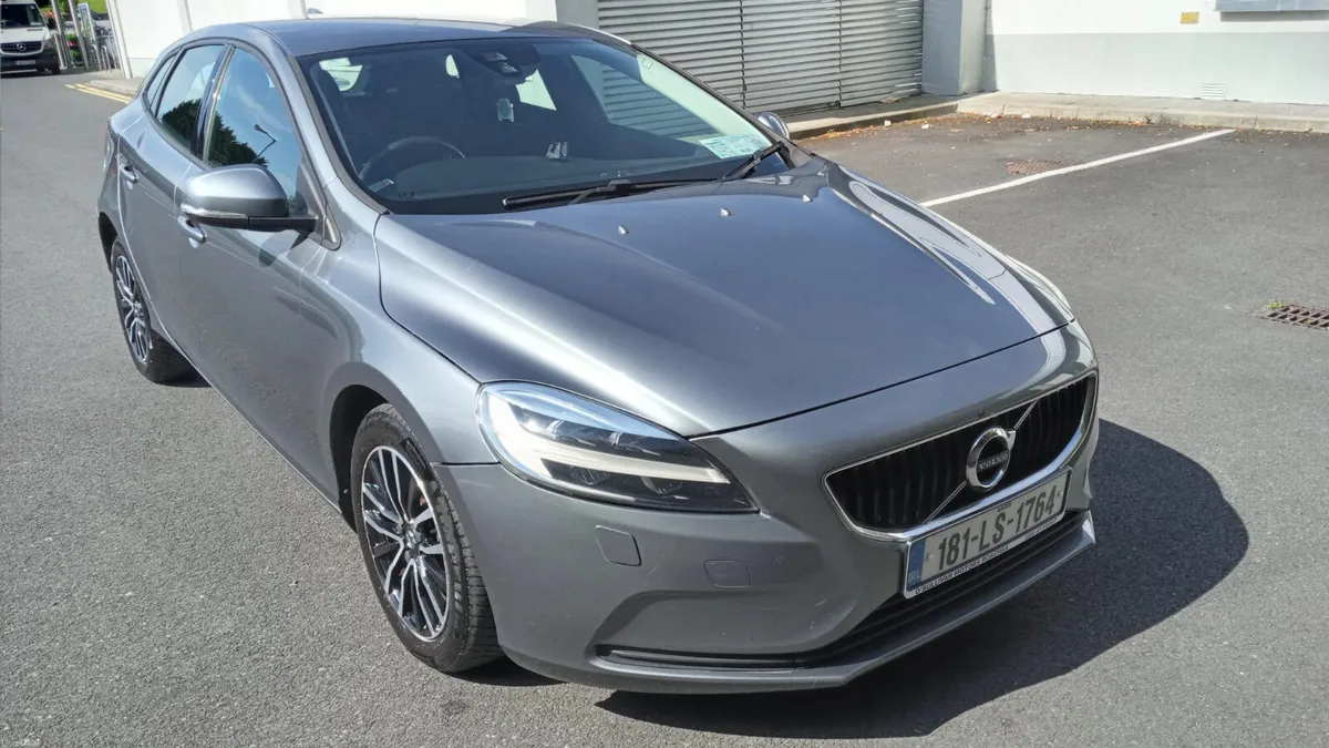 VOLVO V40 / 2018 / 2.0 DIESEL / AUTOMATIC - Image 3