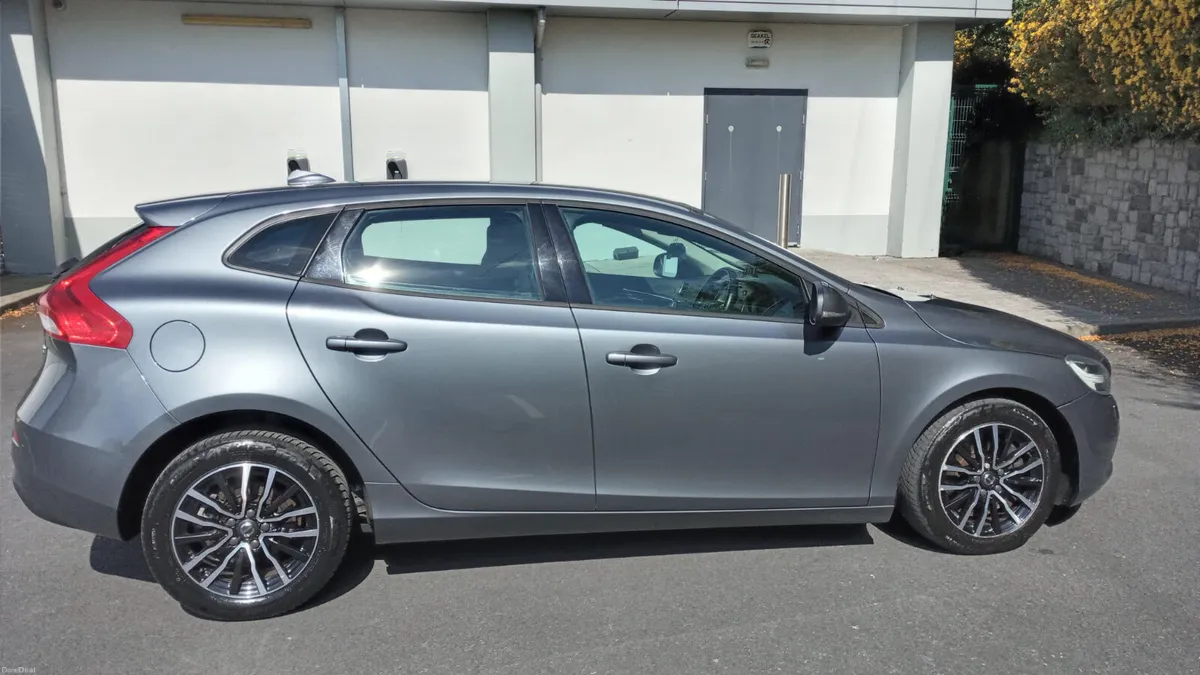 VOLVO V40 / 2018 / 2.0 DIESEL / AUTOMATIC - Image 4