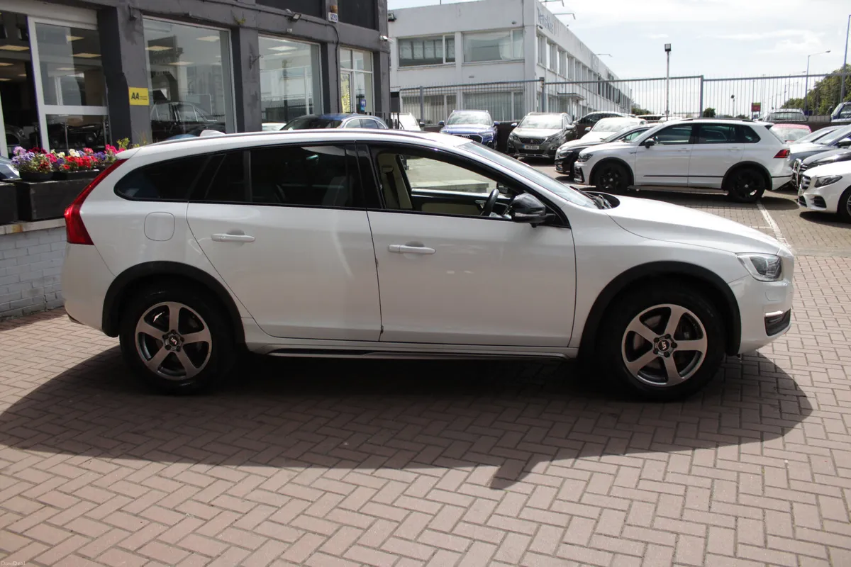 VOLVO V60 2.0 D4 SE LUXURY 5DR ESTATE - Image 3