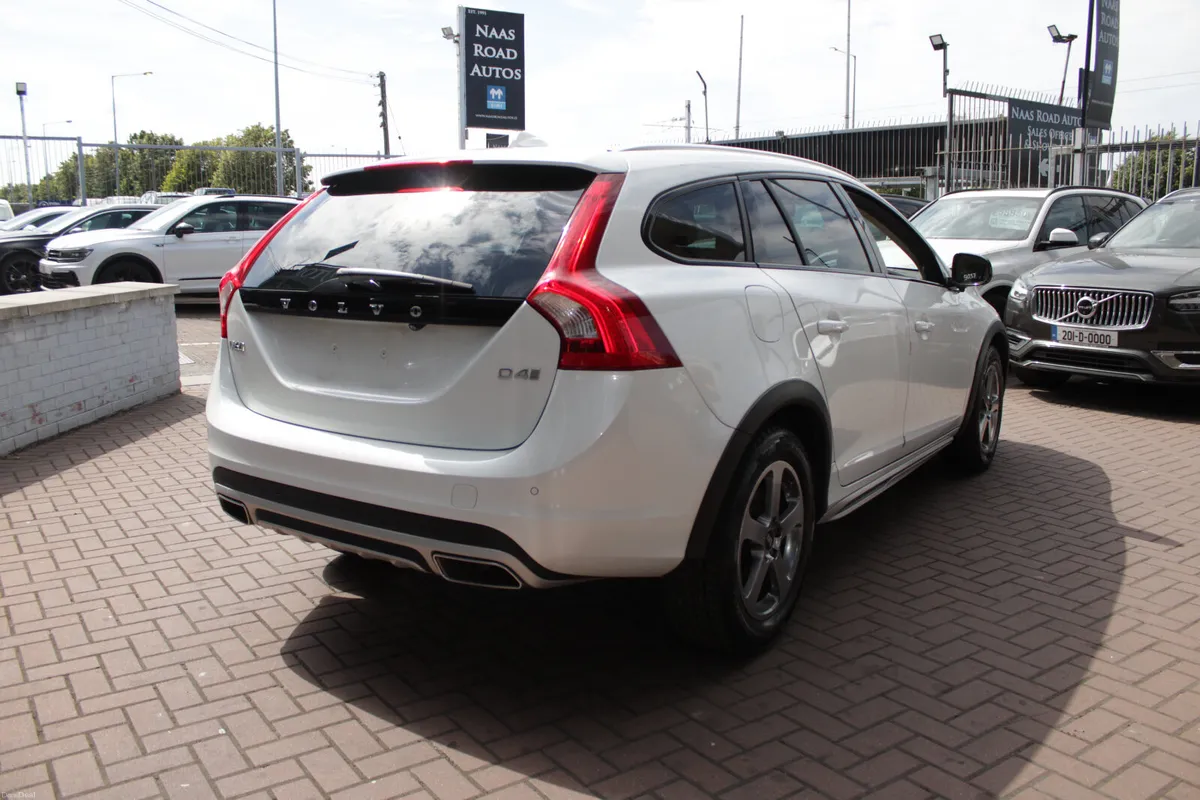 VOLVO V60 2.0 D4 SE LUXURY 5DR ESTATE - Image 4