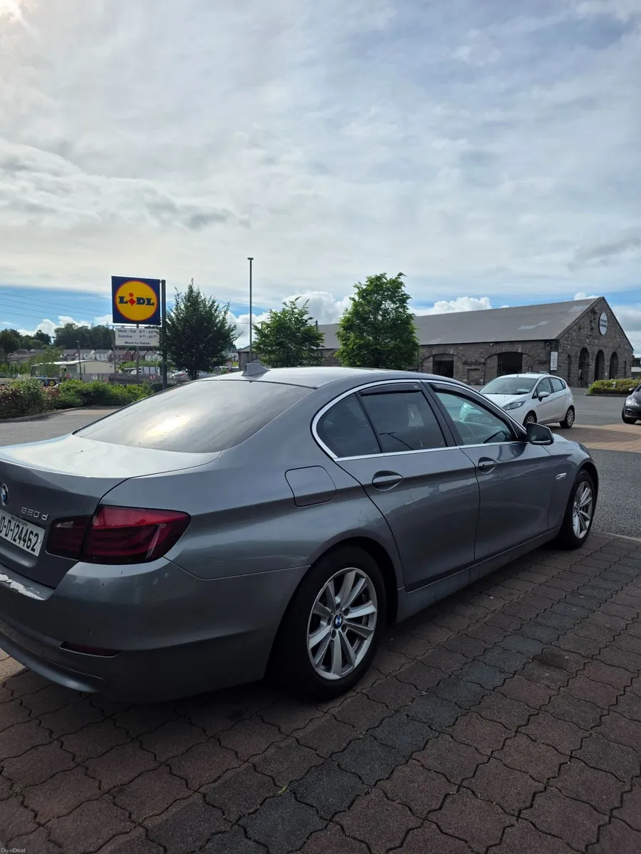 BMW 5-Series 2010 - Image 2