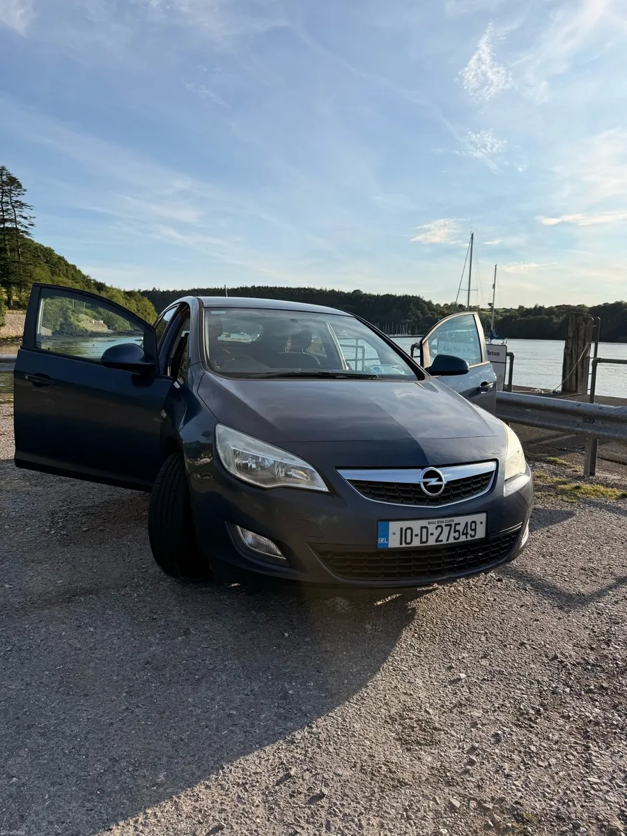 Opel Astra 2010 Petrol - Image 1