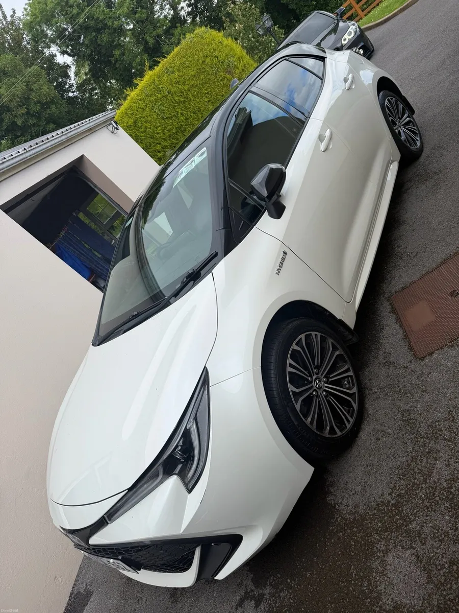 TOYOTA COROLLA HYBRID LUNA SPORT HB 4DR - Image 4