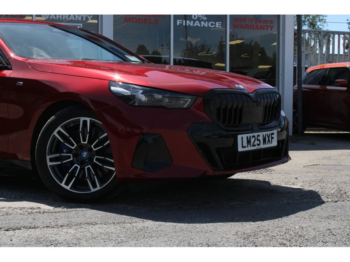 BMW i5 EDRIVE40 M SPORT - Image 3
