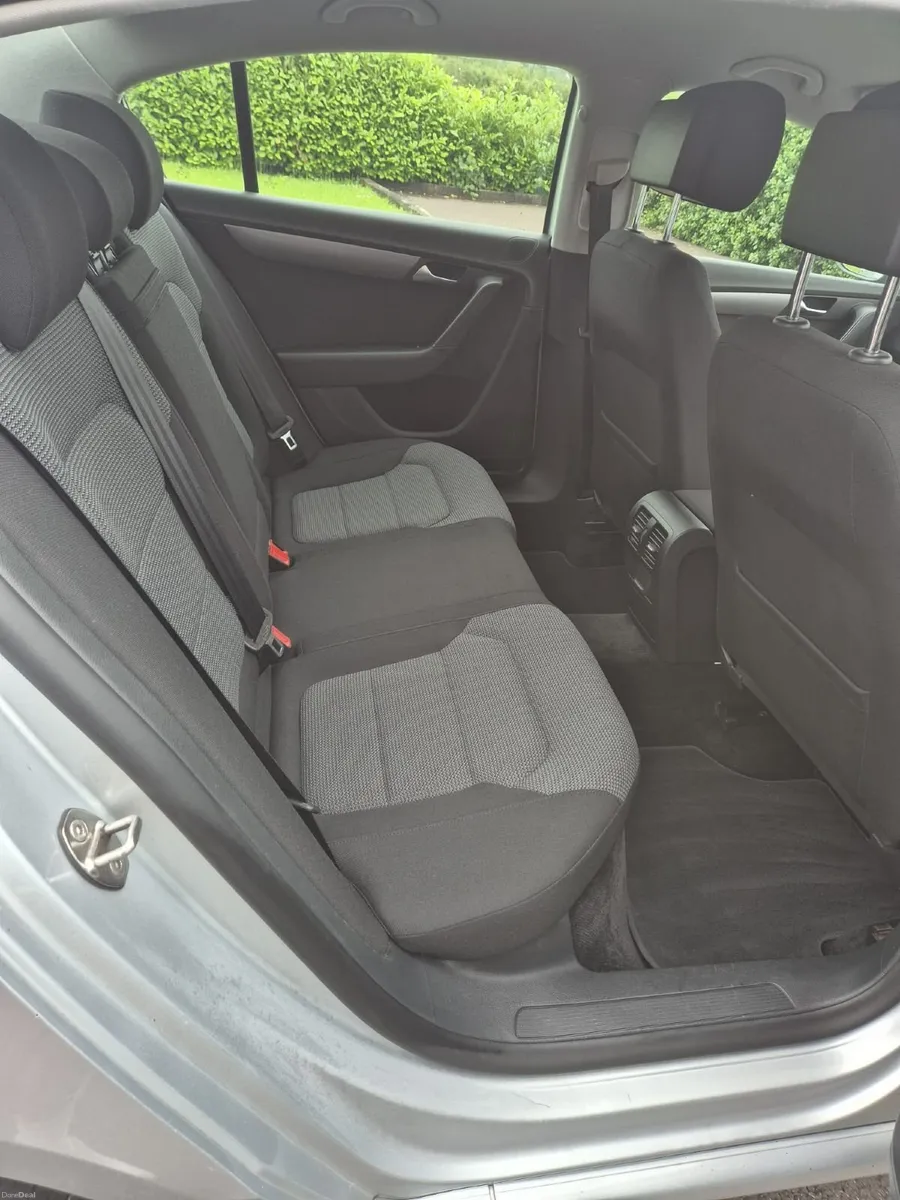 Volkswagen Passat 2012 - Image 2