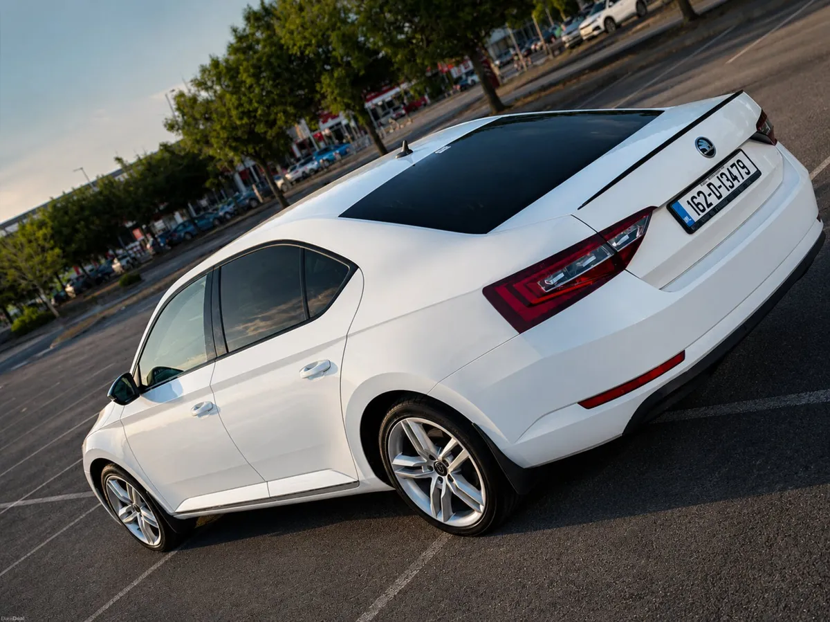SKODA SUPERB Ambition 1.6 Diesel - Image 2