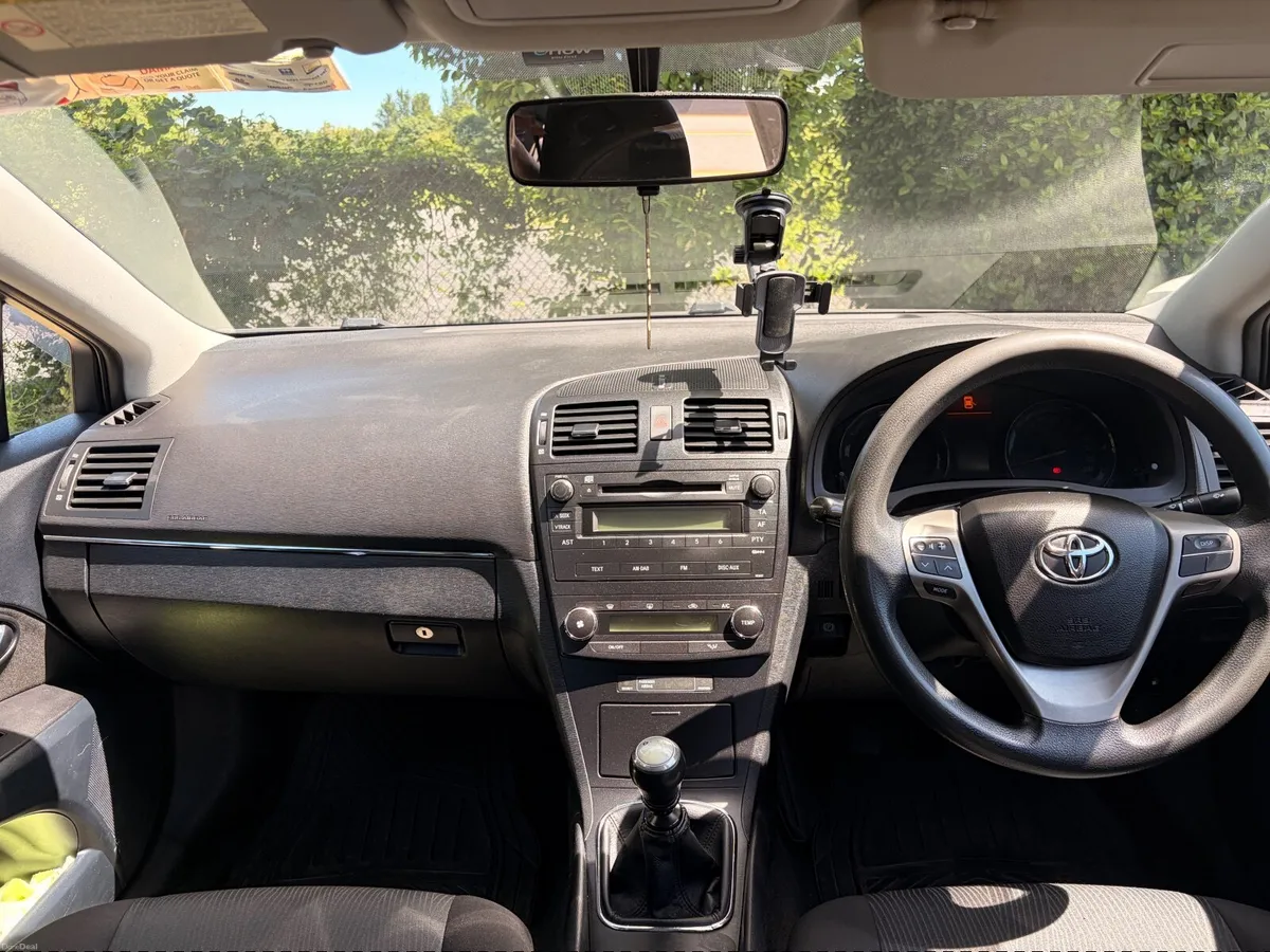Toyota Avensis 2011 - Image 2