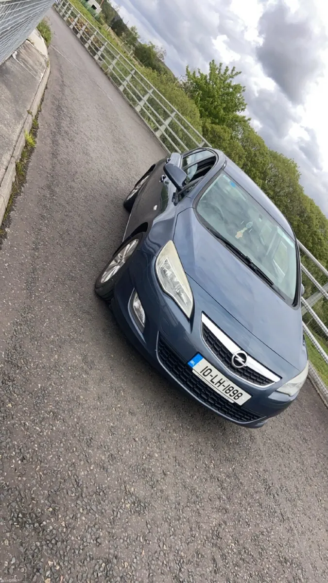 Opel Astra 2010 - Image 2