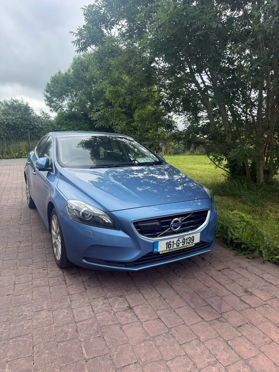 Volvo V40 - Image 1