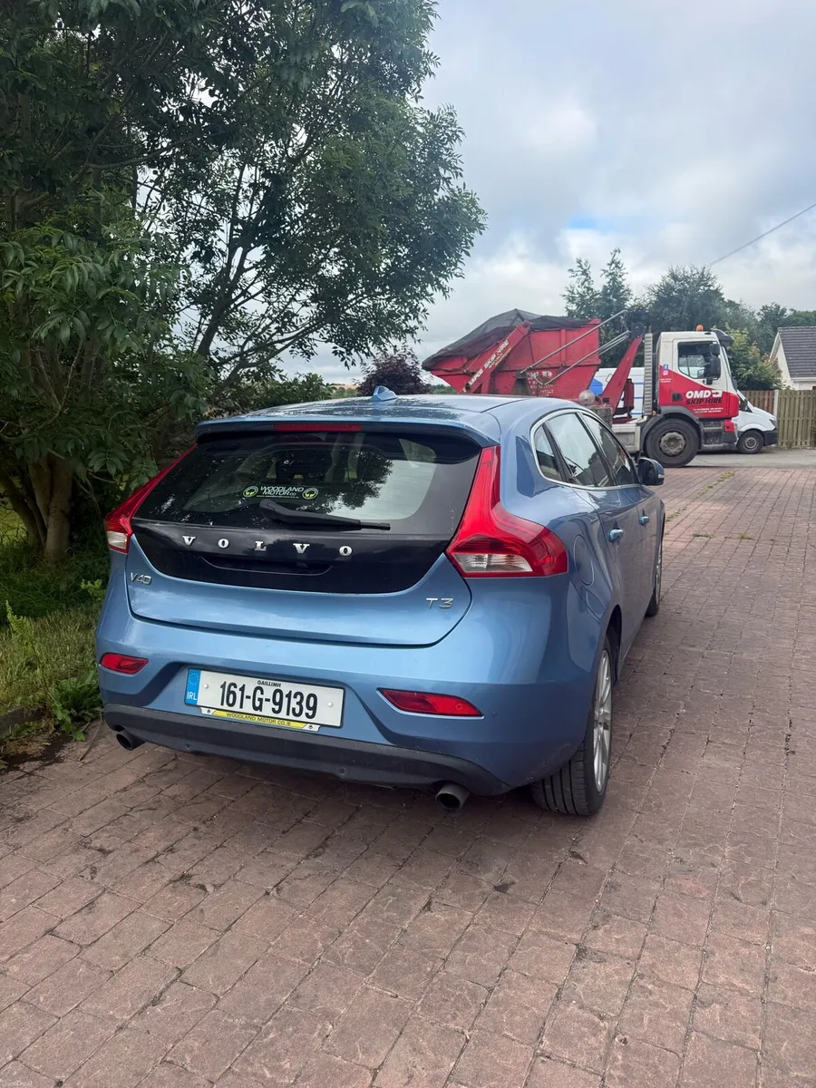 Volvo V40 - Image 2