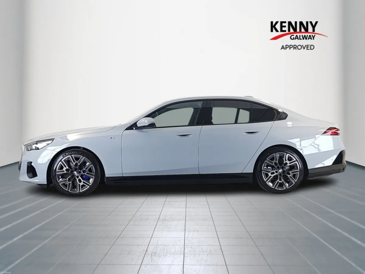 BMW i5 EDRIVE40 M SPORT - Image 4