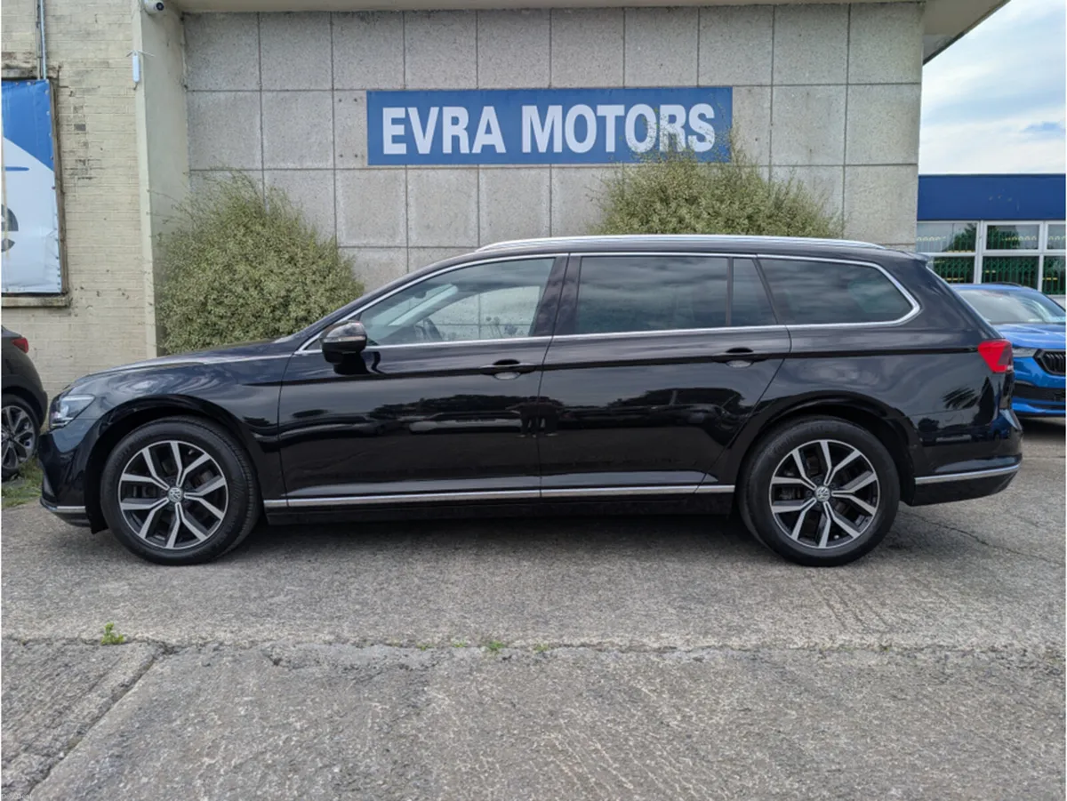 Volkswagen Passat ELEGANCE 1.5 MANUAL PETROL //LOW - Image 4