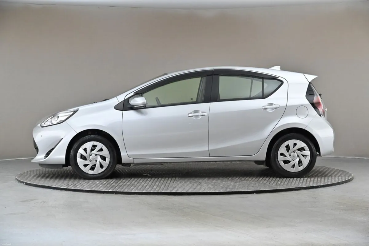 Toyota Aqua 1.5 VVT-i HYBRID **360 PAN CAM**ANDROI - Image 5