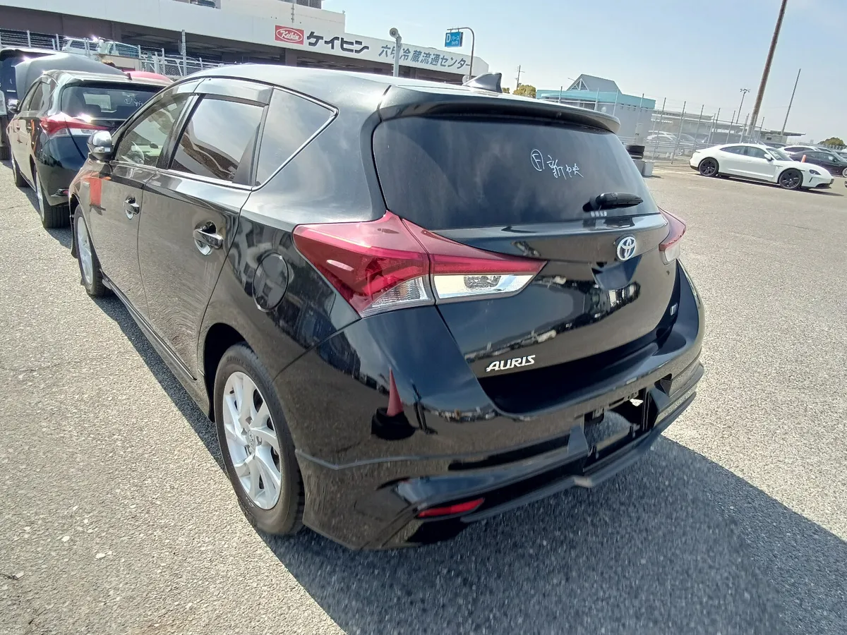 2017 Toyota Auris Hybrid - Image 4