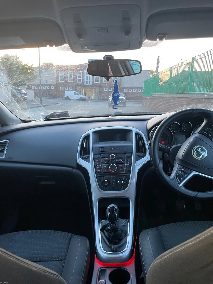 Vauxhall Astra 2011 - Image 2