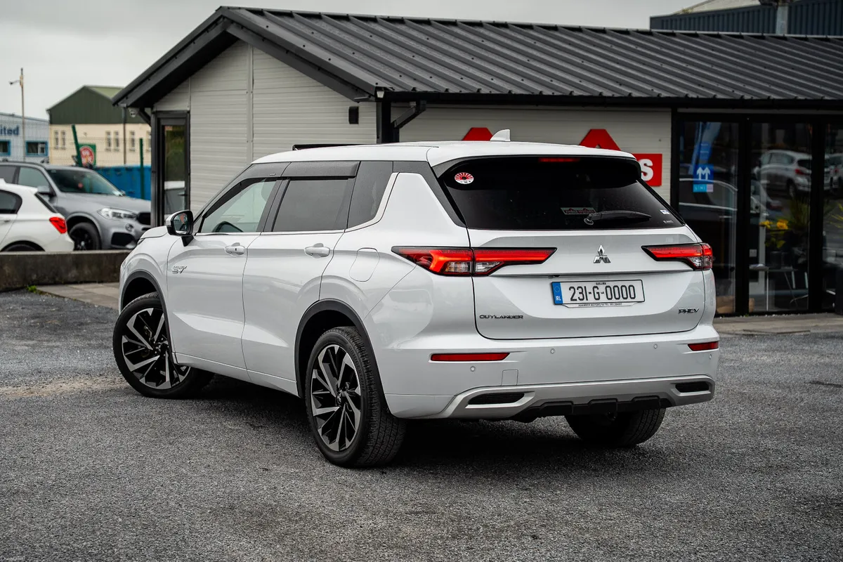 2023 Mitsubishi Outlander HYBRID - Image 2